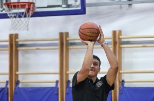 RADIO JE ONO ŠTO NAJBOLJE ZNA: Bogdanović namestio ‘snajper’, protivnički koš je zatrpao trojkama a svom timu obezbedio trijumf! (VIDEO)