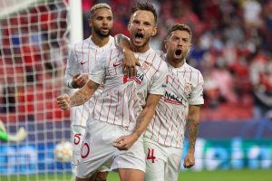 SKANDAL NA KONFERENCIJI: „Navijač gađao Rakitića flašom piva“! (VIDEO)