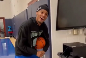 NAŠ FOLK HIT ‘TREŠTI’ U NBA: Bobi ga ‘navukao’ na poznatu pesmu – pogledajte kako Amerikanac ‘grmi’ uz srpski hit! (VIDEO)