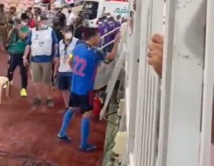 ‘PALA MU ROLETNA’ PA SE ZALETEO KA PROTIVNIČKOJ TRIBINI: Navijači ga vređali dok je davao izjavu, njemu pukao film a onda je uradio ovo! (VIDEO)