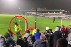 NEREALNE SCENE: Redara pogodila lopta u glavu, zbog njegove reakcije gore društvene mreže (VIDEO)