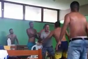 INCIDENT KAKAV SE NE PAMTI, DIREKTOR NOŽEM IZBO FUDBALERA: Isplivao je jeziv snimak – sve se desilo zbog brašna! (VIDEO)