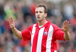 NEKADAŠNJI FUDBALER ZVEZDE POGODIO SA POLA TERENA: Njegov tim je primio gol, a on je uzvratio u velikom stilu! (VIDEO)