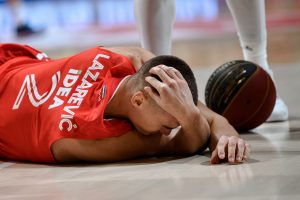 JEZIVE SCENE U PIONIRU: Navijači zanemeli nakon pada košarkaša Zvezde, Radonjić zabrinut! (VIDEO)