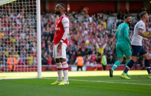 LAKAZET POGODIO U 5. MINUTU SUDIJSKE NADOKNADE: Gol vredan boda izazvao erupciju na tribinama! (VIDEO)