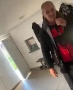 BRUKA I SRAMOTA U PRVOJ LIGI: Ekonom uhvaćen kako krade stvari igračima! (VIDEO)