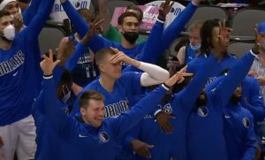 BOBI MARJANOVIĆ POGODIO DVE TROJKE ZA REDOM: Cela hala je skočila, Dončić je imao posebnu reakciju! (VIDEO)