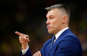 HIT! TRENER BARSE NAZDRAVLJA SA MITROVIĆEM: ‘Ajde majstore, živeli! Ovo je Zvezdan, zato ga mi treneri volimo’ (VIDEO)