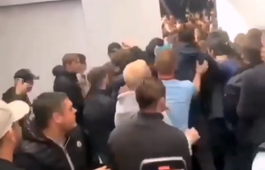 NEVIĐENA TUČA U PRESTONICI ENGLESKE: Navijači Vest Hema poznati po nedoličnom ponašanju! (VIDEO)