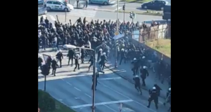 ŽESTOK SUKOB U KRAGUJEVCU: Letele baklje, petarde… policija intervenisala! (VIDEO)