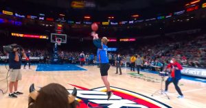 KAKAV CAR: Klinac odneo šou u NBA ligi, pogodio trojku sa pola terena – Pokuševski u čudu posmatrao sa strane! (VIDEO)