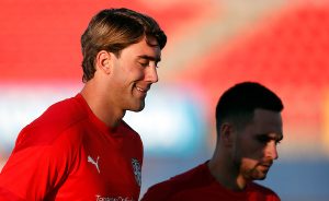 PONOVO AKTUELAN SNIMAK VREĐANJA VLAHOVIĆA: Navijači Atalante ga nazivali pogrdim imenom! (VIDEO)