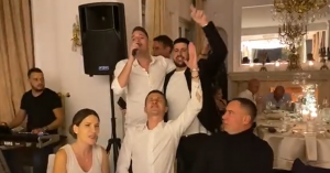 ZBOG OVOGA JE ON LEGENDA PARTIZANA: Saša Ilić lumpuje u kafani, peva pesmu koju svaki Grobar obožava! (VIDEO)