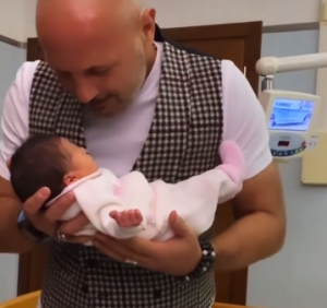 PRVI SUSRET DEDE I UNUKE: Miha upoznao naslednicu! (VIDEO)