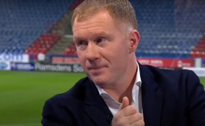 SNIMAK KOJI JE POKRENUO LAVINU KOMENTARA! JAVNOST JE ZGROŽENA: Pol Skols gricka nokte svoje ćerke na nogama! (VIDEO)