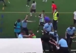 POLICIJA MORALA DA ZAPUCA NA NIŽELIGAŠKOJ UTAKMICI U PORTUGALU: Makljaža na sve strane, uleteli i navijači! (VIDEO)