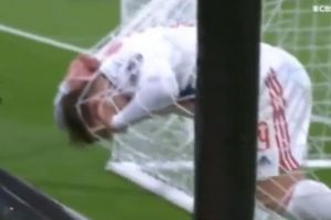 OBRUKAO SE ZA SVE PARE: Šaćiri pokušao da dohvati prečku, to mu nije pošlo za rukom, pa mu se sada ceo svet smeje zbog toga! (VIDEO)