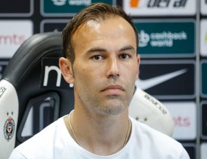 SJAJNA VEST ZA STOLICU I CRNO-BELE: Iskusni vezista dobija srpski pasoš!