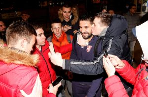 MITROVIĆ EMOTIVAN PO DOLASKU U BEOGRAD: Poručio je da će se večeras slaviti – prisetio se i meča sa Škotskom! (FOTO) (VIDEO)