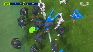 HAOS U FRANCUSKOJ: Navijači pogodili Pajea koji je ostao da leži u bolovima, sudija prekinuo meč! (VIDEO)