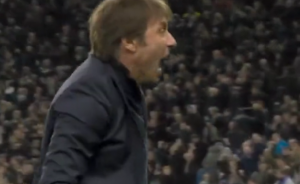 TAKAV JE KONTE, LUD K’O STRUJA: Sudija je svirao kraj, a italijanski stručnjak se okrenuo ka navijačama pa odneo šou u svom stilu! (VIDEO)