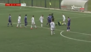 NOVA KOMEDIJA U SRPSKOM FUDBALU: Kardinalna greška sudije – nakon jezivog starta, pogrešan igrač poslat u svlačionicu! (VIDEO)