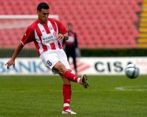 MAJSTORIJA U STILU ROBERTA KARLOSA: Bivši Zvezdin as igra sa veštačkim kukom, ali i dalje je noćna mora za golmane! (VIDEO)