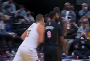 ‘DRUGAČIJI SMO, NE UDARAM SA LEĐA!’: Moris se oglasio nakon sukoba sa Jokićem i ponovo pecnuo Srbina!