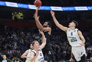 PARTIZAN IMA MINIMALNU PREDNOST NA POLUVREMENU: Navijači nezadovoljni, samo ih je jedan igrač iznenadio – a drugi baš naljutio (TVITOVI)