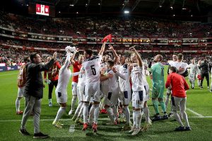 VELIKO SLAVLJE NAVIJAČA U LISABONU: Stadion je eksplodirao nakon gola Mitrovića! (VIDEO)