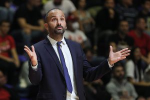 PARKER ODUŠEVLJEN CRVENO-BELIMA: Moćne reči francuskog stručnjaka nakon poraza od Zvezde – ‘Oni su 12 vojnika kada igraju utakmicu’