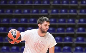 STEFAN MARKOVIĆ NA ZAGREVANJU PRED ASVEL: Pogledajte kako mu stoje Zvezdine boje, biće veliko pojačanje srpskom šampionu! (FOTO)