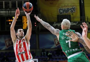 DELIJE OSULE PALJBU PO SUDIJAMA: Uniks vodi na poluvremenu, Zvezdini navijači žestoko izvređali jednog svog košarkaša! (TVITOVI)