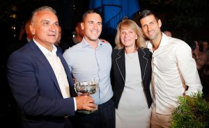 PONOSNI OTAC NIJE USPEO DA SAKRIJE EMOCIJE: Pogledajte uz koju pesmu Srđan proslavlja Novakovu titulu, njegove reči odzvanjaju Srbijom! (VIDEO)