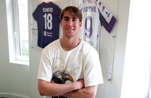 JEL VAS BAR MALO SRAMOTA?: Licemerje na najvišem mogućem nivou – u Firenci označili Vlahovića kao izdajnika, a i dalje prodaju njegove dresove! (FOTO)