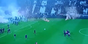 NEREDI U SOLUNU: Navijači prekinuli derbi! (VIDEO)
