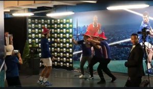 KAKO JE GRMELO U PARIZU: Novak napravio šou sa srpskim navijačima, oni mu smislili posebnu pesmu (VIDEO)