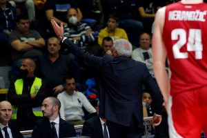 ‘GROBARI’ VREĐALI VESNU ČOVIĆ, A OBRADOVIĆ JE ODMAH REAGOVAO: Trener Partizana sprečio pogrdno skandiranje! (VIDEO)