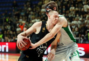 NAKON OVOG POTEZA, PIONIR JE EKSPLODIRAO: Smailagić posterizovao dva košarkaša Huventuda! (VIDEO)