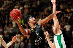 KO NIJE NAUČIO PESMU NAPAMET, TAJ ČITA: Ledej oduševio Grobare – izvadio svesku na utakmici i pevao na sav glas! (VIDEO)