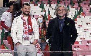 I NAŠI REPREZENTATIVCI IMAJU PODRŠKU: Legendarni režiser i član izvršnog odbora FSS na tribinama! (VIDEO)