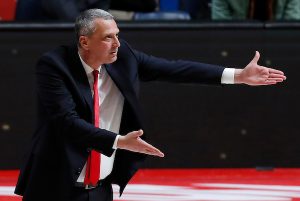 RADONJIĆ U SVOM STILU NASMEJAO NOVINARE: Dobro raspoloženje trenera Crvene zvezde nakon pobede! (VIDEO)