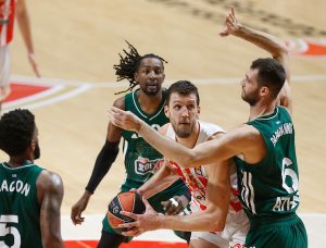 ZVEZDA VODI NA POLUVREMENU: Kuzmić ponovo odličan!