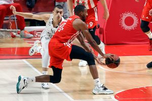 DELIJE ODUŠEVLJENO DOČEKALE HOLINSA: Čim je stigao počela je pesma! (VIDEO)