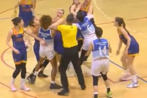 RUŽNO, DA RUŽNIJE NE MOŽE: Košarkašice se ‘zakačile’ pa brutalno potukle – kada je jedna utrčala sa klupe, nastao je pravi haos! (VIDEO)