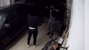 NEVIĐENA DRAMA NA ‘OSTRVU’: Fudbaler Arsenala doživeo pravi pakao – lopovi ga napali bejzbolkom, pa pokušali da mu ukradu auto! (VIDEO)