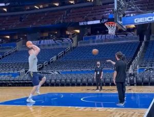 RECEPT ZA BRUTALNE PARTIJE: Nije vam jasno kako Jokić igra na tako visokom nivou – pogledajte šta sluša pred meč, i shvatićete o čemu se radi! (VIDEO)