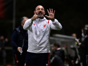 STANKOVIĆ U TRANSU: Zvezdin trener uklizao ispred publike, ovakvog ga do sada nismo videli! (VIDEO)