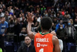 BEZOBRAZLUK NA DELU: Plejmejker Cedevita-Olimpije se rugao Grobarima, izazvao haos! (VIDEO)