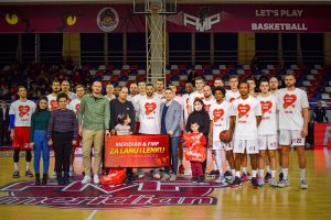 SOLIDARNOŠĆU I TROJKAMA DO CILJA: Košarkaši FMP-a i Crvene zvezde oduševili publiku u Železniku!